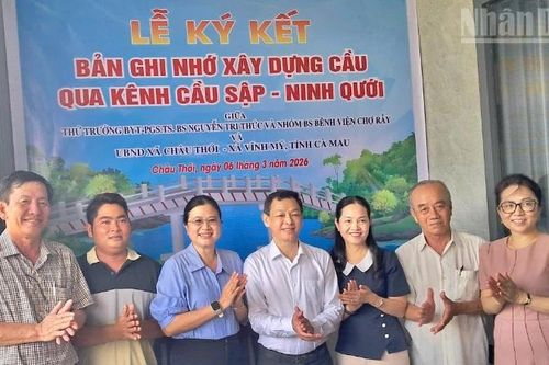 Nhóm bác sĩ Bệnh viện Chợ Rẫy hỗ trợ xây dựng cầu tại vùng sâu tỉnh Cà Mau