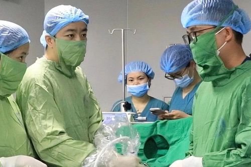 Dẫn lưu màng phổi bào thai, giúp thai 32 tuần thoát nguy cơ suy tim