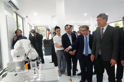 Đại học Bách khoa Đà Nẵng khai trương Trung tâm đào tạo, nghiên cứu ứng dụng robot công nghiệp và trí tuệ nhân tạo
