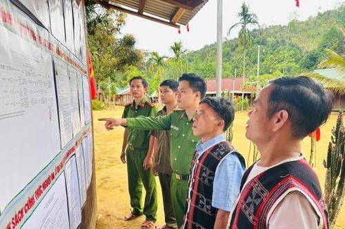 Công an xã biên giới A Vương băng rừng đến thôn biệt lập giữa rừng nguyên sinh Aur kiểm tra an ninh phục vụ công tác bầu cử
