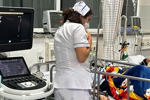 TPHCM: 18 người nhập viện nghi do ngộ độc khí clo