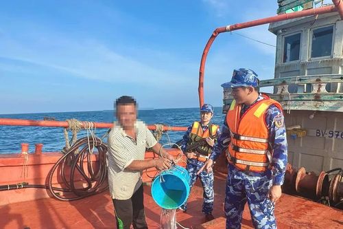 Bắt giữ tàu cá vận chuyển trái phép hơn 50.000 lít dầu D.O