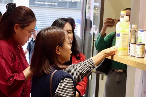 Khai mạc không gian trưng bày, livestream 'Sức sống hàng Việt'