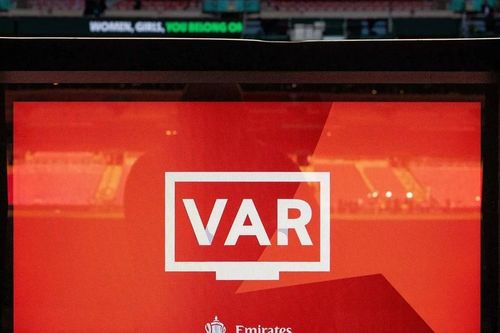 VAR gây tranh cãi ở Cup FA