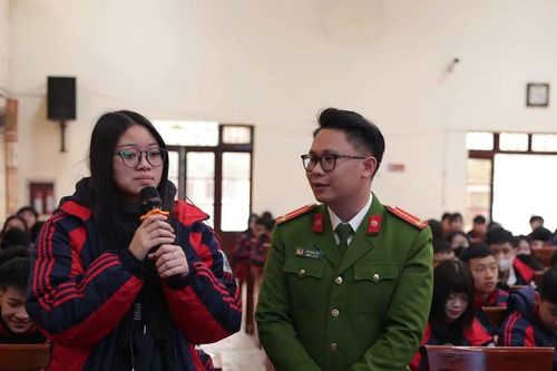 Trường học phối hợp với lực lượng công an để tuyên truyền PCTH thuốc lá