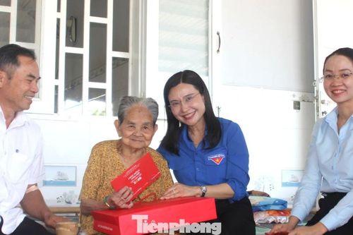 Bí thư T.Ư Đoàn Nguyễn Phạm Duy Trang thăm, tặng quà Mẹ Việt Nam Anh hùng và người dân ở TPHCM