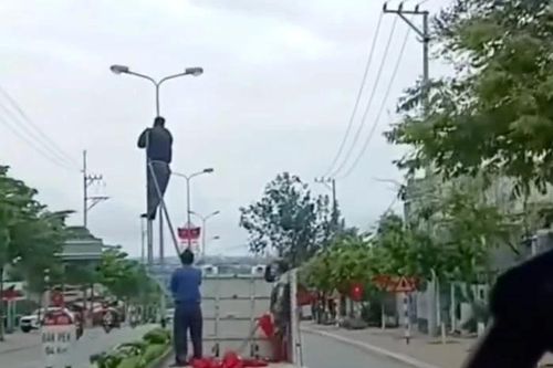 Xử phạt tài xế xe biển xanh chở người 'làm xiếc' trên Quốc lộ 14