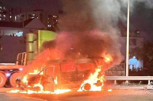 Ô tô tải van cháy đỏ rực khi đang được xe cứu hộ chở trên đường