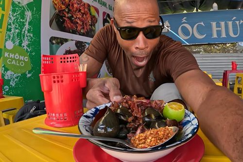 Khách Tây thưởng thức món lạ ở vỉa hè Đà Nẵng, nức nở khen giòn, ngon