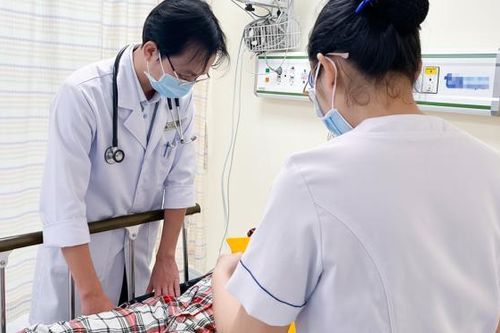 18 người nhập viện nghi ngộ độc khí clo tại công viên nước