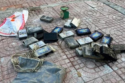 Túi nilon chứa 24 bánh nghi là ma túy trôi dạt vào bờ biển ở Lâm Đồng