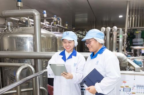 'Bản thiết kế' phía sau những người phụ nữ tự tin nơi dây chuyền sản xuất