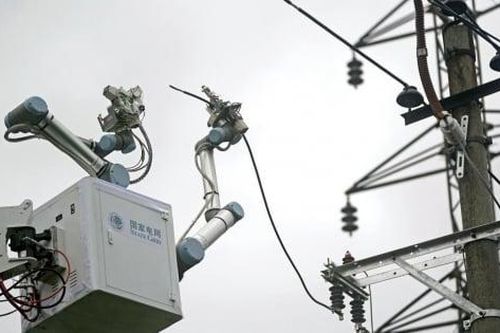 Lần đầu tiên trên thế giới: Robot Trung Quốc sửa chữa thành công đường dây điện 10 kV