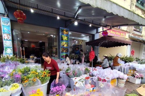 Hoa tươi hút khách, quà tặng giảm giá mạnh dịp 8/3