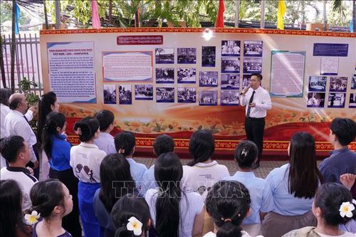 Triển lãm trưng bày hơn 150 tư liệu về tình đoàn kết Việt Nam - Lào - Campuchia