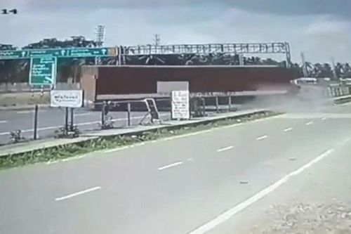 Container mất lái húc văng rào chắn lao sang phần đường ngược chiều trên cao tốc