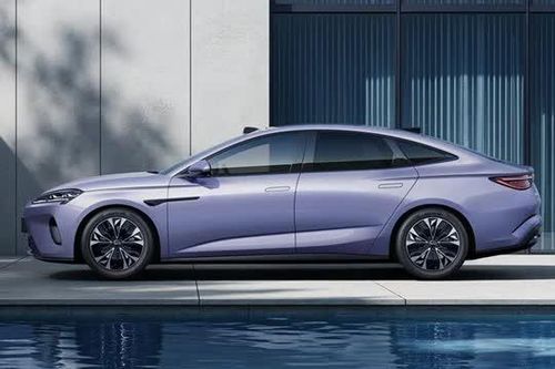 Xe sedan hạng D công suất 322 mã lực, trang bị tối tân, giá gần 650 triệu đồng