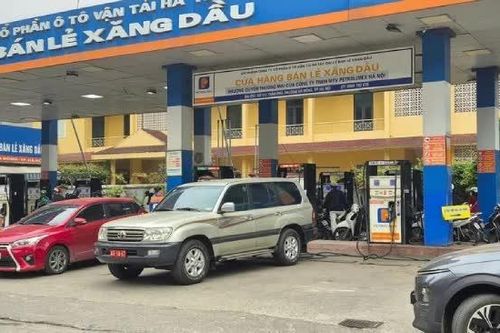 Xăng RON 95 III tăng 4.707 đồng, dầu hỏa tăng kỷ lục 8.490 đồng/lít