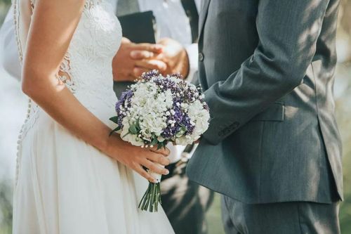 Đồng nghiệp mừng cưới hơn 2 triệu đồng, cô dâu có hành động khiến dư luận bức xúc