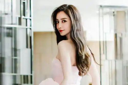 Giữa lúc chồng cũ lộ ảnh bên 'gái lạ', Angelababy bất ngờ vướng nghi vấn hẹn hò trai trẻ