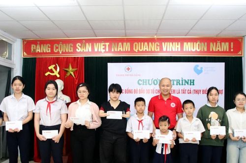 Trao hơn 200 triệu đồng học bổng cho học sinh, sinh viên khó khăn tại Đà Nẵng