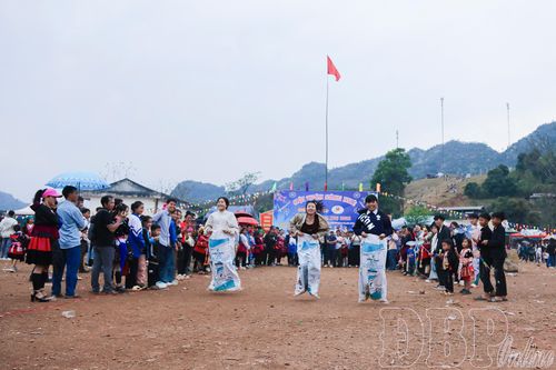 Hội xuân trên vùng núi đá