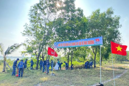 Tuổi trẻ Trung tâm Huấn luyện Vùng 4 Hải quân ra quân Ngày thứ Bảy tình nguyện