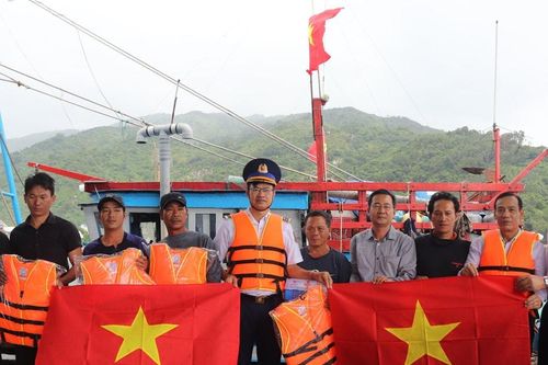 Bộ Tư lệnh Vùng Cảnh sát biển 3 gắn bó, hỗ trợ ngư dân trên các vùng biển