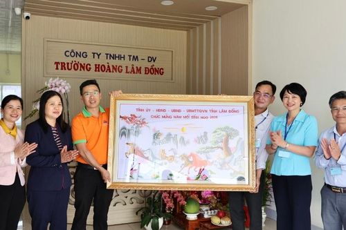 Phó Bí thư Tỉnh ủy Lâm Đồng Phạm Thị Phúc thăm, làm việc với DNTN Trường Hoàng