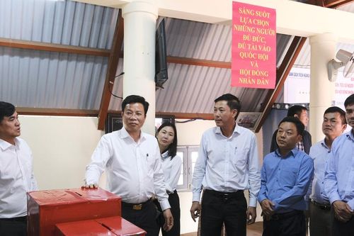 Chủ tịch HĐND tỉnh, Chủ tịch UBBC tỉnh Lâm Đồng kiểm tra công tác chuẩn bị bầu cử tại xã Quảng Trực