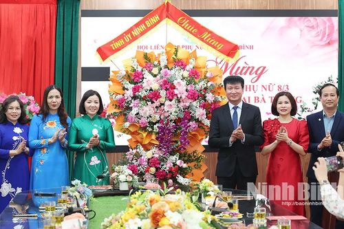 Đồng chí Bí thư Tỉnh ủy Trần Huy Tuấn chúc mừng Hội Liên hiệp Phụ nữ tỉnh nhân kỷ niệm Ngày Quốc tế Phụ nữ 8/3