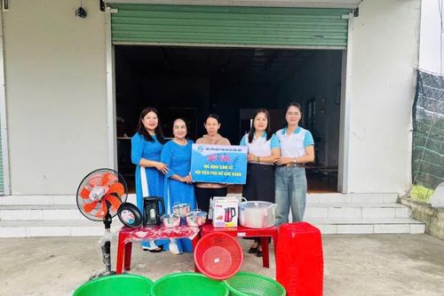 Trao quà, hỗ trợ sinh kế cho hội viên phụ nữ khó khăn