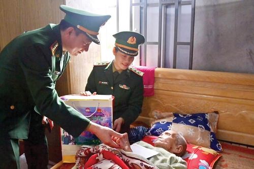 Những 'bông hoa' mang quân hàm xanh
