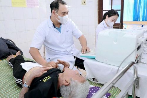 Khám bệnh, phát thuốc miễn phí cho gần 300 người dân có hoàn cảnh khó khăn
