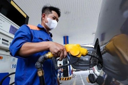 Giá xăng RON 95 tăng gần 5.000 đồng/lít