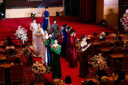 NTK Trần Phương Hoa tôn vinh 'bông hồng thép' bằng áo dài