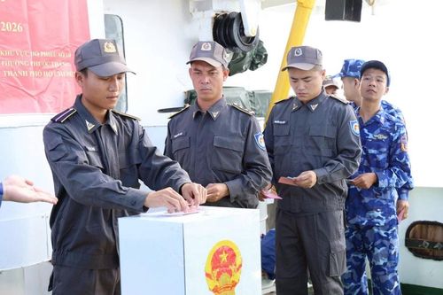 Tàu Kiểm ngư 260 hoàn thành nhiệm vụ tổ chức bầu cử sớm trên biển