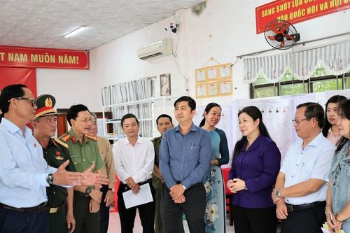 Phó Chủ tịch Quốc hội Trần Quang Phương kiểm tra công tác bầu cử tại An Giang