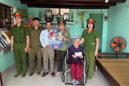 Những 'bông hoa tươi thắm' của Công an cấp xã ở Đà Nẵng