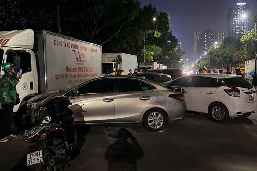 Ô tô mất lái gây tai nạn liên hoàn trên đường Nguyễn Chánh