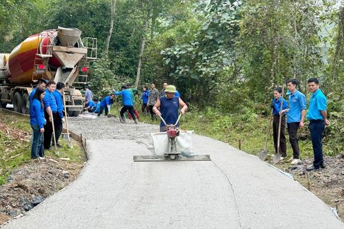 Khởi công xây dựng đường giao thông nông thôn tại xã Bạch Đằng