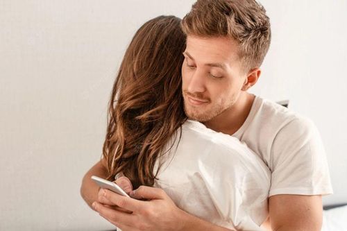 Lỗi đàn ông nào cũng mắc khi ngoại tình: Vừa phản bội lại vừa nói 'anh vẫn yêu em', chuyên gia chỉ ra 4 lý do
