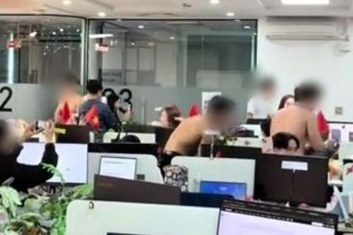 Màn chúc 8/3 gây sốt: Dàn trai cơ bắp cởi trần cầm hoa hồng xuất hiện trong văn phòng, mạng xã hội chia phe tranh luận