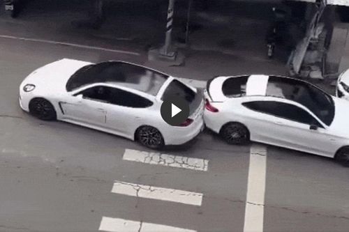 Thót tim màn rượt đuổi bằng siêu xe Porsche tông Mercedes giữa phố, tài xế xuống xe 'so găng'