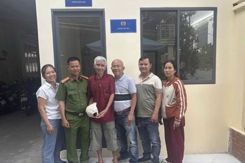 Công an phường Đông Hưng Thuận hỗ trợ cụ ông đi lạc trở về đoàn tụ với gia đình