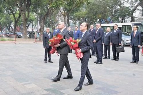 Bộ trưởng Bộ Tình trạng khẩn cấp Liên bang Nga dâng hoa tại tượng đài Công an nhân dân
