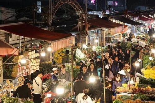 Giá hoa 8/3 tăng từng ngày, khách nhộn nhịp đi mua suốt đêm