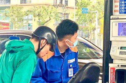 Điều chỉnh giá xăng, dầu khi giá cơ sở trong ngày tăng hơn 7%