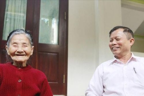 Niềm vui của cử tri cao tuổi khi cầm lá phiếu bầu cử