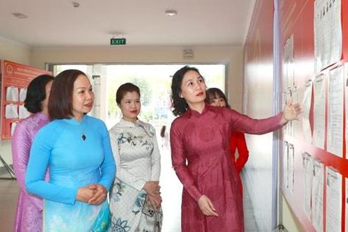 Phụ nữ phường Dương Nội hướng về ngày hội non sông